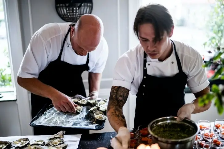 Kokkene fra Gastro By Bøgh anretter friske østers