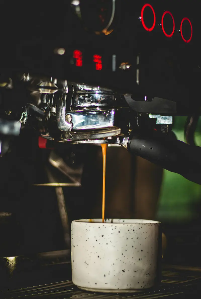 Espresso brygges på professionel kaffemaskine