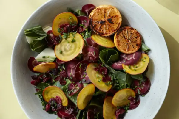 Salat med gule og røde bedeskiver, mangold og brændt citron fra noon